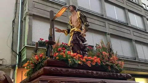 San Juan Evangelista, Nuestra Señora de las Lágrimas, la Virgen de las Angustias y la Virgen de la Soledad recorren las calles del Martes Santo con recogimiento y cercanía. Foto: A.F. Reca.