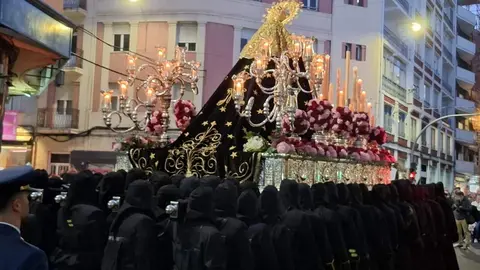 San Juan Evangelista, Nuestra Señora de las Lágrimas, la Virgen de las Angustias y la Virgen de la Soledad recorren las calles del Martes Santo con recogimiento y cercanía.