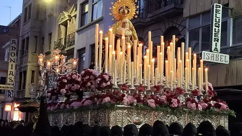 San Juan Evangelista, Nuestra Señora de las Lágrimas, la Virgen de las Angustias y la Virgen de la Soledad recorren las calles del Martes Santo con recogimiento y cercanía.