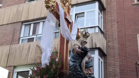 San Juan Evangelista, Nuestra Señora de las Lágrimas, la Virgen de las Angustias y la Virgen de la Soledad recorren las calles del Martes Santo con recogimiento y cercanía.