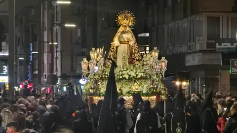 San Juan Evangelista, Nuestra Señora de las Lágrimas, la Virgen de las Angustias y la Virgen de la Soledad recorren las calles del Martes Santo con recogimiento y cercanía.