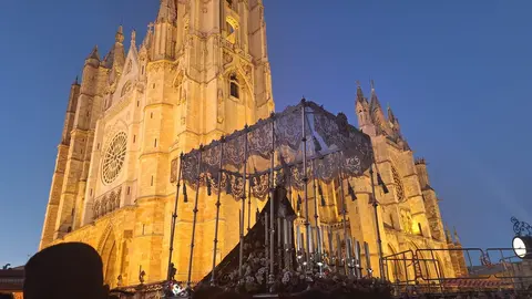 Acto del Perdón mediante el indulto a una presa en el transcurso de la Procesión del Perdón, organizada por la Cofradía del Santo Cristo del Perdón. Foto: E.R.