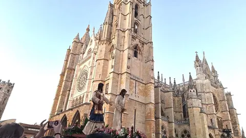 Acto del Perdón mediante el indulto a una presa en el transcurso de la Procesión del Perdón, organizada por la Cofradía del Santo Cristo del Perdón. Foto: E.R.