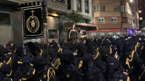 San Juan Evangelista, Nuestra Señora de las Lágrimas, la Virgen de las Angustias y la Virgen de la Soledad recorren las calles del Martes Santo con recogimiento y cercanía. Fotos: A.F. Reca.