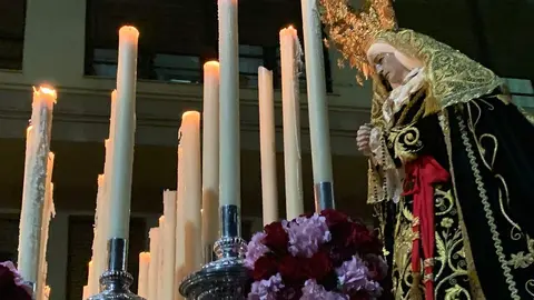 San Juan Evangelista, Nuestra Señora de las Lágrimas, la Virgen de las Angustias y la Virgen de la Soledad recorren las calles del Martes Santo con recogimiento y cercanía. Fotos: A.F. Reca.