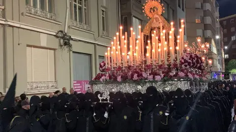 San Juan Evangelista, Nuestra Señora de las Lágrimas, la Virgen de las Angustias y la Virgen de la Soledad recorren las calles del Martes Santo con recogimiento y cercanía. Fotos: A.F. Reca.