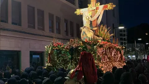 San Juan Evangelista, Nuestra Señora de las Lágrimas, la Virgen de las Angustias y la Virgen de la Soledad recorren las calles del Martes Santo con recogimiento y cercanía. Fotos: A.F. Reca.