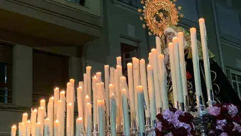 San Juan Evangelista, Nuestra Señora de las Lágrimas, la Virgen de las Angustias y la Virgen de la Soledad recorren las calles del Martes Santo con recogimiento y cercanía. Fotos: A.F. Reca.
