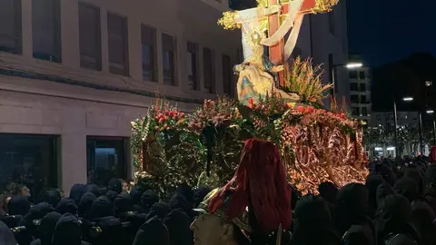 San Juan Evangelista, Nuestra Señora de las Lágrimas, la Virgen de las Angustias y la Virgen de la Soledad recorren las calles del Martes Santo con recogimiento y cercanía. Fotos: A.F. Reca.