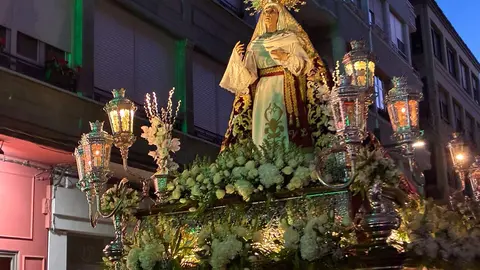 San Juan Evangelista, Nuestra Señora de las Lágrimas, la Virgen de las Angustias y la Virgen de la Soledad recorren las calles del Martes Santo con recogimiento y cercanía. Fotos: A.F. Reca.