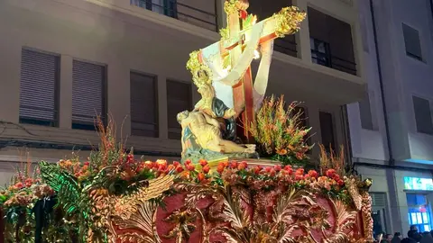 San Juan Evangelista, Nuestra Señora de las Lágrimas, la Virgen de las Angustias y la Virgen de la Soledad recorren las calles del Martes Santo con recogimiento y cercanía. Fotos: A.F. Reca.