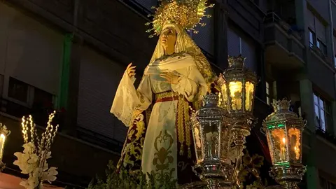 San Juan Evangelista, Nuestra Señora de las Lágrimas, la Virgen de las Angustias y la Virgen de la Soledad recorren las calles del Martes Santo con recogimiento y cercanía. Fotos: A.F. Reca.