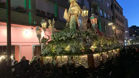San Juan Evangelista, Nuestra Señora de las Lágrimas, la Virgen de las Angustias y la Virgen de la Soledad recorren las calles del Martes Santo con recogimiento y cercanía. Fotos: A.F. Reca.