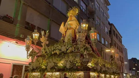 San Juan Evangelista, Nuestra Señora de las Lágrimas, la Virgen de las Angustias y la Virgen de la Soledad recorren las calles del Martes Santo con recogimiento y cercanía. Fotos: A.F. Reca.