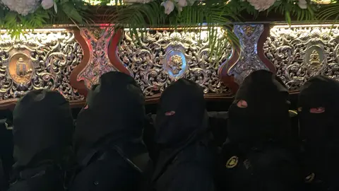 San Juan Evangelista, Nuestra Señora de las Lágrimas, la Virgen de las Angustias y la Virgen de la Soledad recorren las calles del Martes Santo con recogimiento y cercanía. Fotos: A.F. Reca.