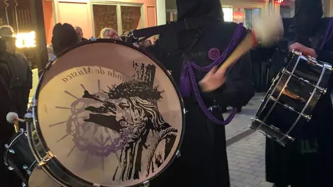 San Juan Evangelista, Nuestra Señora de las Lágrimas, la Virgen de las Angustias y la Virgen de la Soledad recorren las calles del Martes Santo con recogimiento y cercanía. Fotos: A.F. Reca.