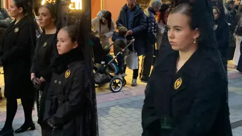 San Juan Evangelista, Nuestra Señora de las Lágrimas, la Virgen de las Angustias y la Virgen de la Soledad recorren las calles del Martes Santo con recogimiento y cercanía. Fotos: A.F. Reca.