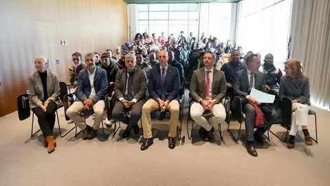 El gerente del Servicio Público de Empleo de Castilla y León, Jesús Blanco, y el alcalde de León, José Antonio Diez, clausuran el programa mixto de formación y empleo ‘León Construye III’ e inauguran los programas de la nueva convocatoria en el Ayuntamiento de León. Foto: Campillo.