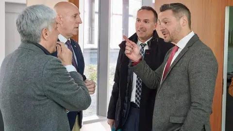 El gerente del Servicio Público de Empleo de Castilla y León, Jesús Blanco, y el alcalde de León, José Antonio Diez, clausuran el programa mixto de formación y empleo ‘León Construye III’ e inauguran los programas de la nueva convocatoria en el Ayuntamiento de León. Foto: Campillo.