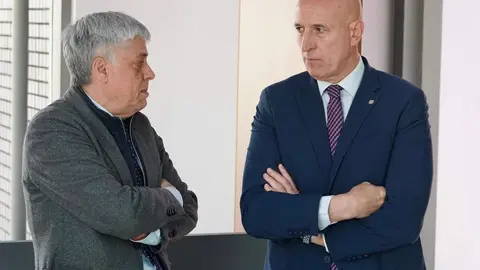 El gerente del Servicio Público de Empleo de Castilla y León, Jesús Blanco, y el alcalde de León, José Antonio Diez, clausuran el programa mixto de formación y empleo ‘León Construye III’ e inauguran los programas de la nueva convocatoria en el Ayuntamiento de León. Foto: Campillo.