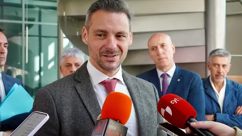 El gerente del Servicio Público de Empleo de Castilla y León, Jesús Blanco, y el alcalde de León, José Antonio Diez, clausuran el programa mixto de formación y empleo ‘León Construye III’ e inauguran los programas de la nueva convocatoria en el Ayuntamiento de León. Foto: Campillo.