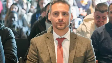 El gerente del Servicio Público de Empleo de Castilla y León, Jesús Blanco, y el alcalde de León, José Antonio Diez, clausuran el programa mixto de formación y empleo ‘León Construye III’ e inauguran los programas de la nueva convocatoria en el Ayuntamiento de León. Foto: Campillo.