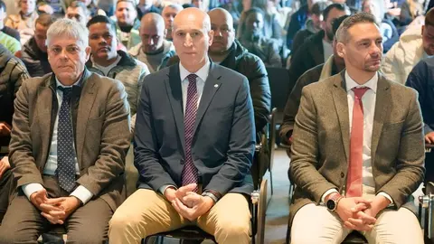 El gerente del Servicio Público de Empleo de Castilla y León, Jesús Blanco, y el alcalde de León, José Antonio Diez, clausuran el programa mixto de formación y empleo ‘León Construye III’ e inauguran los programas de la nueva convocatoria en el Ayuntamiento de León. Foto: Campillo.