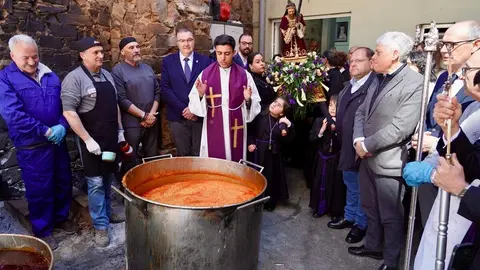 La Cofradía Nuestra Señora de las Angustias y Soledad de La Bañeza organiza la procesión del Santo Potajero, declarada de Interés Turístico Provincial. Foto: Campillo.