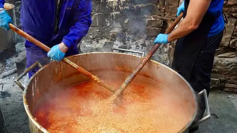 La Cofradía Nuestra Señora de las Angustias y Soledad de La Bañeza organiza la procesión del Santo Potajero, declarada de Interés Turístico Provincial. Foto: Campillo.