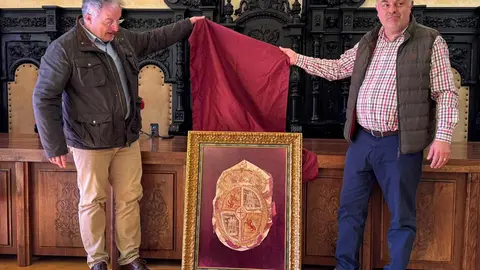 Astorga recupera un escudo real único del siglo XIX olvidado en el Ayuntamiento. El hallazgo, vinculado al reinado de Amadeo I de Saboya, será expuesto tras un estudio histórico impulsado por el Centro de Estudios Astorganos.
