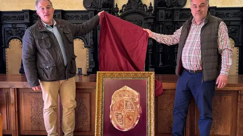 Astorga recupera un escudo real único del siglo XIX olvidado en el Ayuntamiento. El hallazgo, vinculado al reinado de Amadeo I de Saboya, será expuesto tras un estudio histórico impulsado por el Centro de Estudios Astorganos.