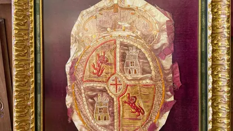 Astorga recupera un escudo real único del siglo XIX olvidado en el Ayuntamiento. El hallazgo, vinculado al reinado de Amadeo I de Saboya, será expuesto tras un estudio histórico impulsado por el Centro de Estudios Astorganos.