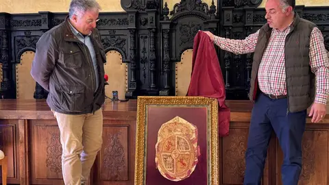 Astorga recupera un escudo real único del siglo XIX olvidado en el Ayuntamiento. El hallazgo, vinculado al reinado de Amadeo I de Saboya, será expuesto tras un estudio histórico impulsado por el Centro de Estudios Astorganos.