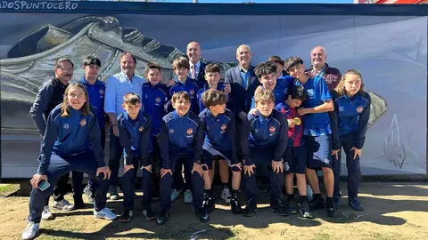 Stoichkov brilla en el éxito del Memorial Luis Quijada en Puente Castro. El exjugador del Barça comparte protagonismo con Juan Carlos Rodríguez y el alcalde José Antonio Diez en un torneo multitudinario. Fotos: AytoLeón