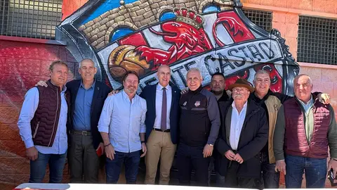 Stoichkov brilla en el éxito del Memorial Luis Quijada en Puente Castro. El exjugador del Barça comparte protagonismo con Juan Carlos Rodríguez y el alcalde José Antonio Diez en un torneo multitudinario. Fotos: AytoLeón