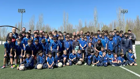 Stoichkov brilla en el éxito del Memorial Luis Quijada en Puente Castro. El exjugador del Barça comparte protagonismo con Juan Carlos Rodríguez y el alcalde José Antonio Diez en un torneo multitudinario. Fotos: AytoLeón
