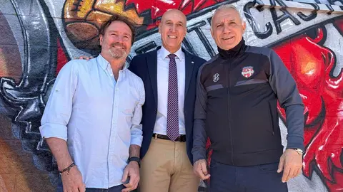 Stoichkov brilla en el éxito del Memorial Luis Quijada en Puente Castro. El exjugador del Barça comparte protagonismo con Juan Carlos Rodríguez y el alcalde José Antonio Diez en un torneo multitudinario. Fotos: AytoLeón