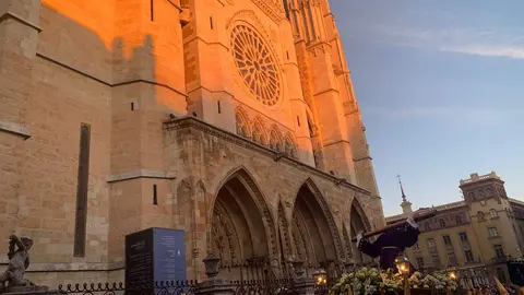 El paso de 'Jesús del Vía Crucis' y el canto del coro en San Isidoro ofrecieron uno de los momentos más emotivos del Miércoles Santo leonés. Foto: A.F. Reca.