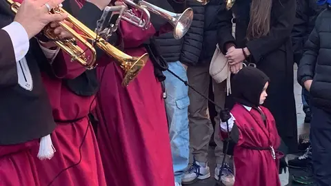El paso de 'Jesús del Vía Crucis' y el canto del coro en San Isidoro ofrecieron uno de los momentos más emotivos del Miércoles Santo leonés. Foto: A.F. Reca.