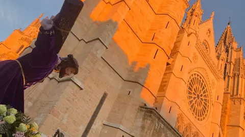 El paso de 'Jesús del Vía Crucis' y el canto del coro en San Isidoro ofrecieron uno de los momentos más emotivos del Miércoles Santo leonés. Foto: A.F. Reca.