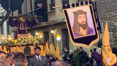 El paso de 'Jesús del Vía Crucis' y el canto del coro en San Isidoro ofrecieron uno de los momentos más emotivos del Miércoles Santo leonés. Foto: A.F. Reca.