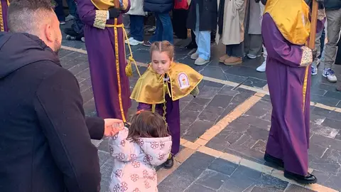 El paso de 'Jesús del Vía Crucis' y el canto del coro en San Isidoro ofrecieron uno de los momentos más emotivos del Miércoles Santo leonés. Foto: A.F. Reca.