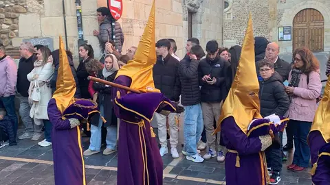 El paso de 'Jesús del Vía Crucis' y el canto del coro en San Isidoro ofrecieron uno de los momentos más emotivos del Miércoles Santo leonés. Foto: A.F. Reca.