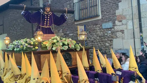El paso de 'Jesús del Vía Crucis' y el canto del coro en San Isidoro ofrecieron uno de los momentos más emotivos del Miércoles Santo leonés. Foto: A.F. Reca.