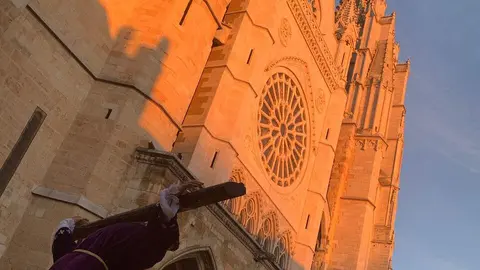 El paso de 'Jesús del Vía Crucis' y el canto del coro en San Isidoro ofrecieron uno de los momentos más emotivos del Miércoles Santo leonés. Foto: A.F. Reca.