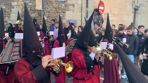 El paso de 'Jesús del Vía Crucis' y el canto del coro en San Isidoro ofrecieron uno de los momentos más emotivos del Miércoles Santo leonés. Foto: A.F. Reca.