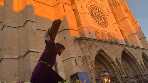 El paso de 'Jesús del Vía Crucis' y el canto del coro en San Isidoro ofrecieron uno de los momentos más emotivos del Miércoles Santo leonés. Foto: A.F. Reca.