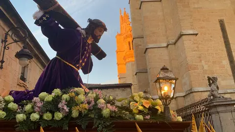 El paso de 'Jesús del Vía Crucis' y el canto del coro en San Isidoro ofrecieron uno de los momentos más emotivos del Miércoles Santo leonés. Foto: A.F. Reca.
