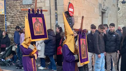 El paso de 'Jesús del Vía Crucis' y el canto del coro en San Isidoro ofrecieron uno de los momentos más emotivos del Miércoles Santo leonés. Foto: A.F. Reca.