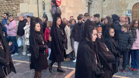 El paso de 'Jesús del Vía Crucis' y el canto del coro en San Isidoro ofrecieron uno de los momentos más emotivos del Miércoles Santo leonés. Foto: A.F. Reca.